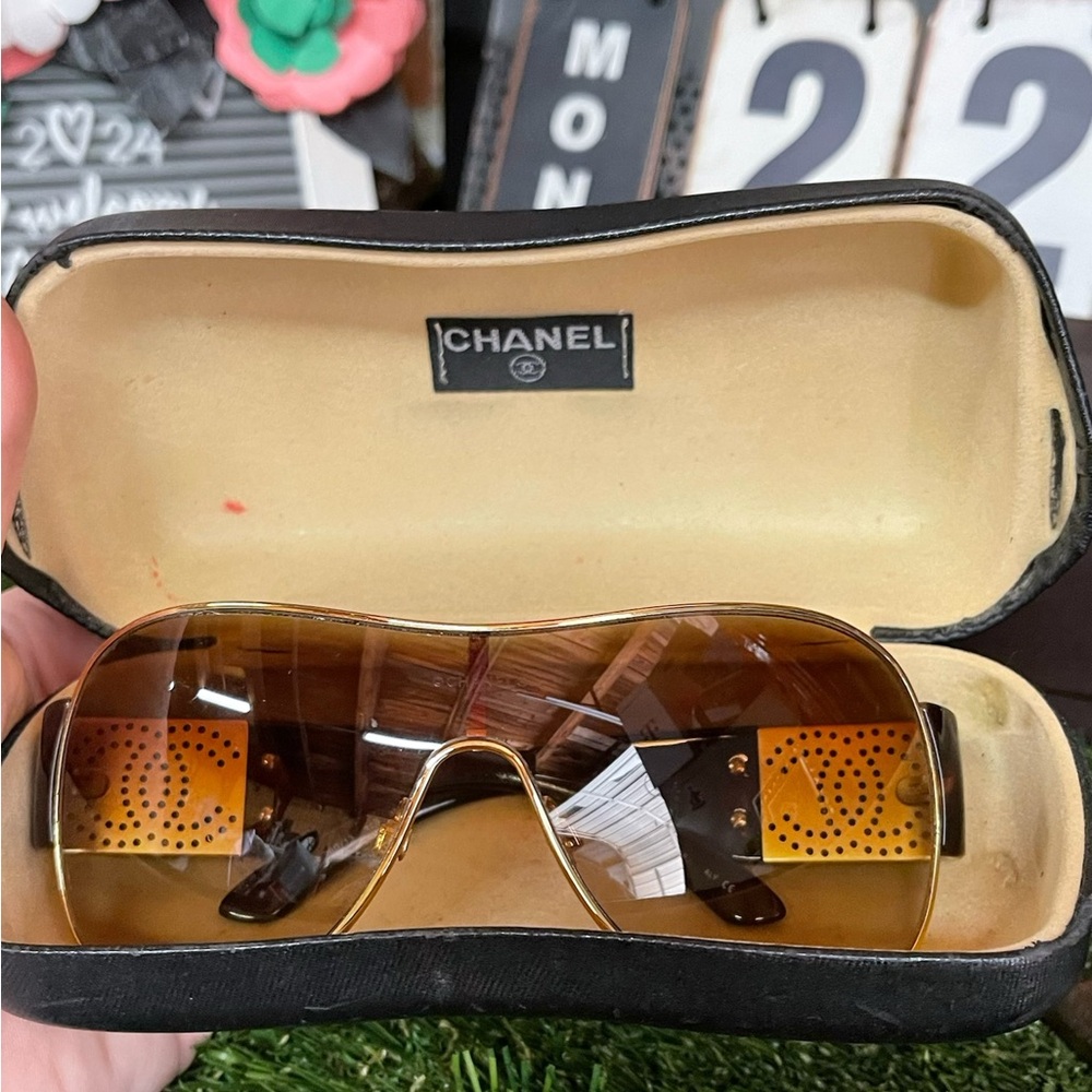 Chanel Interlocking Cc Logo Shield Sunglasses Vin… - image 2